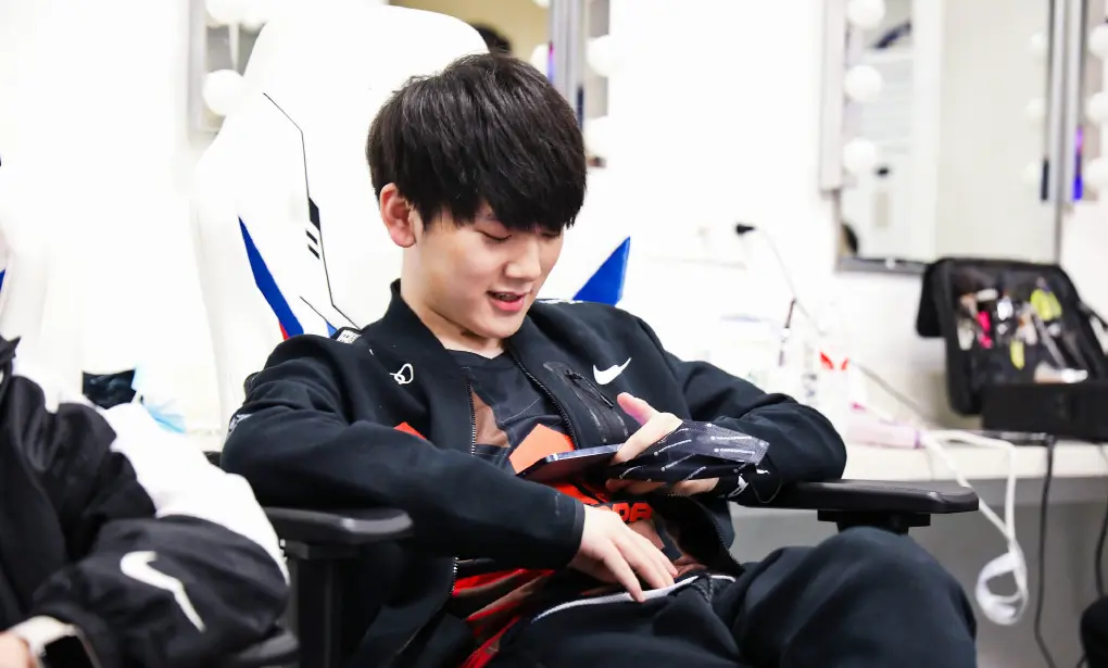 HKA鏖战100T，JackeyLove操刀奇招英雄翻盘激烈交锋四强赛，引爆全场热议