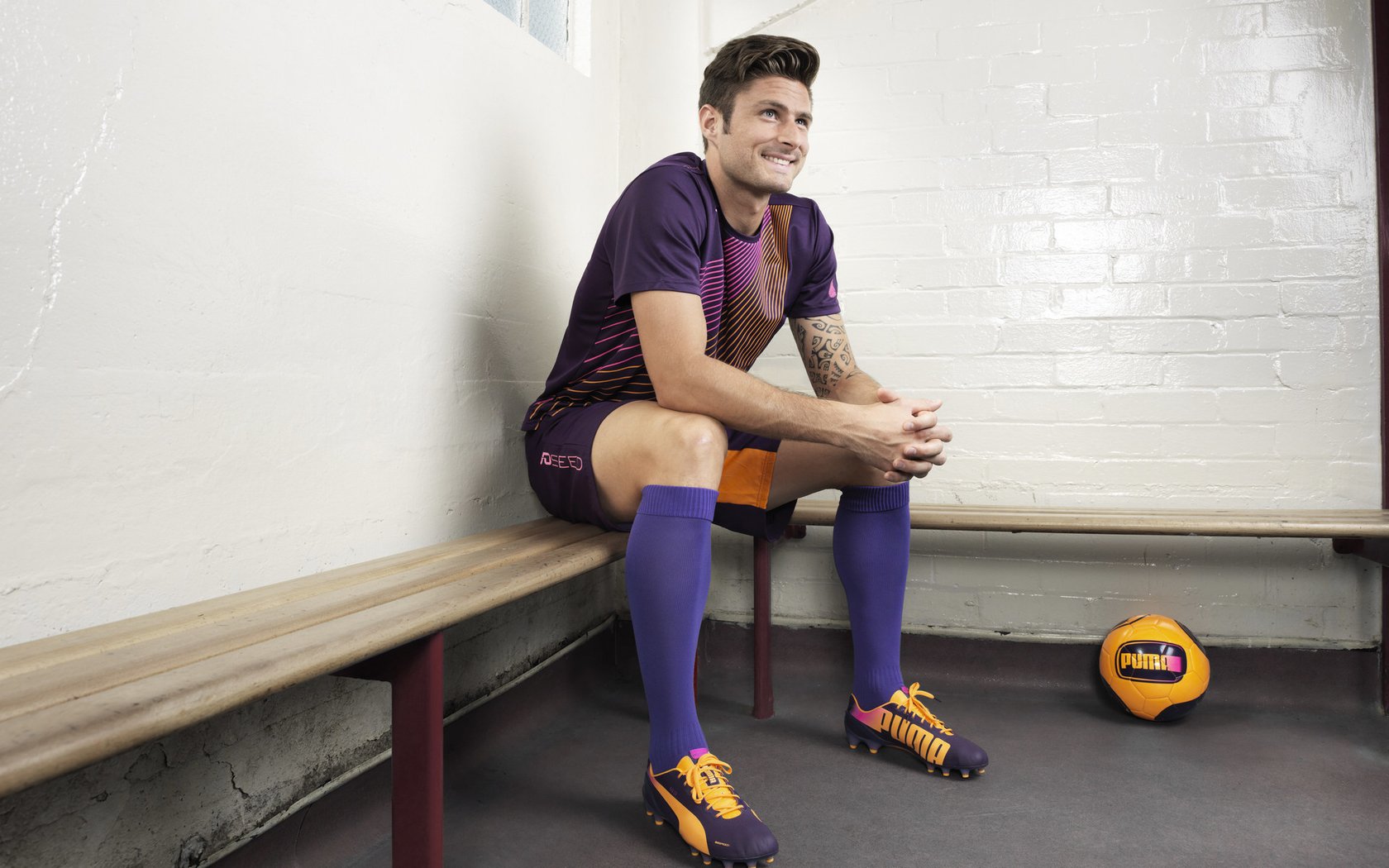 本泽马双响炮,曼城3-0碾压比利亚雷亚尔,欧冠小组赛霸权再显,战术压制铸就完美胜利